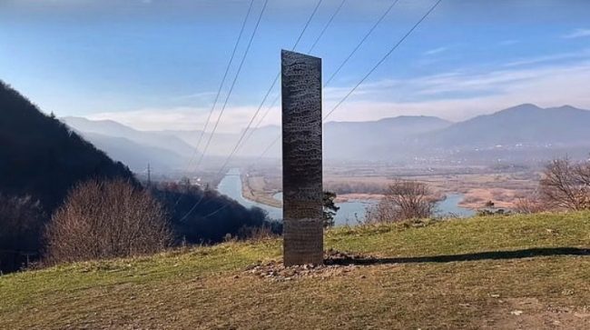 Un altro misterioso monolite in stile "2001: Odissea nello spazio" è