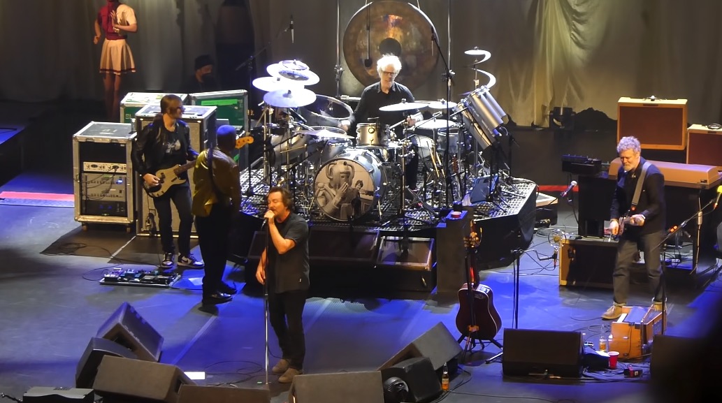 Eddie Vedder e la band