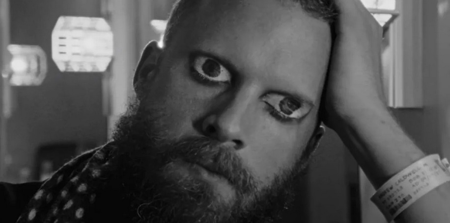 Father John Misty nel clip di “Q4”