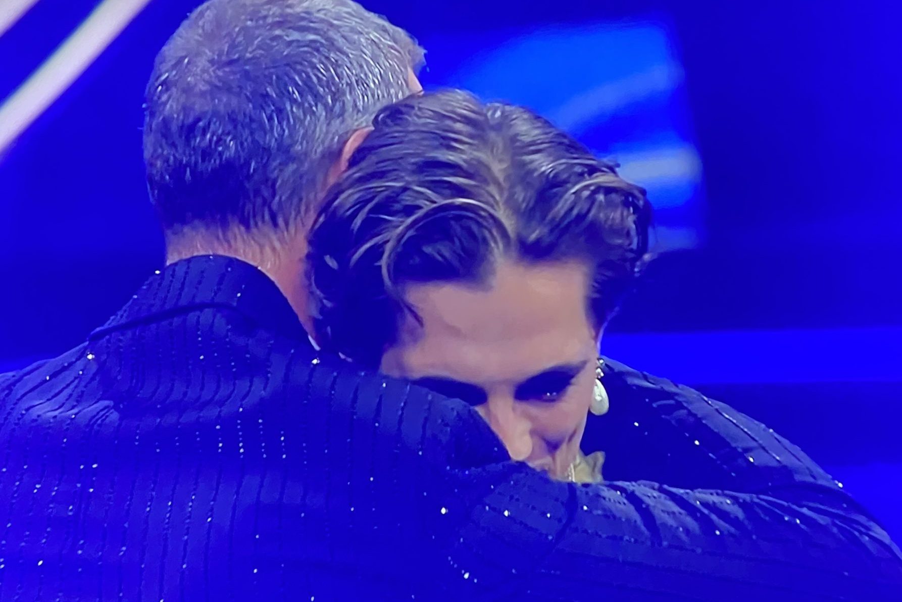 L'abbraccio tra Amadeus e un commosso Damiano dei Maneskin a Sanremo 2022