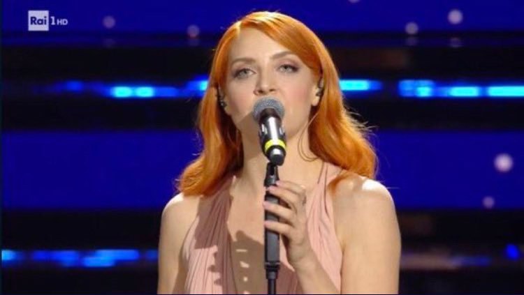 Noemi durante l'esibizione a Sanremo 2022