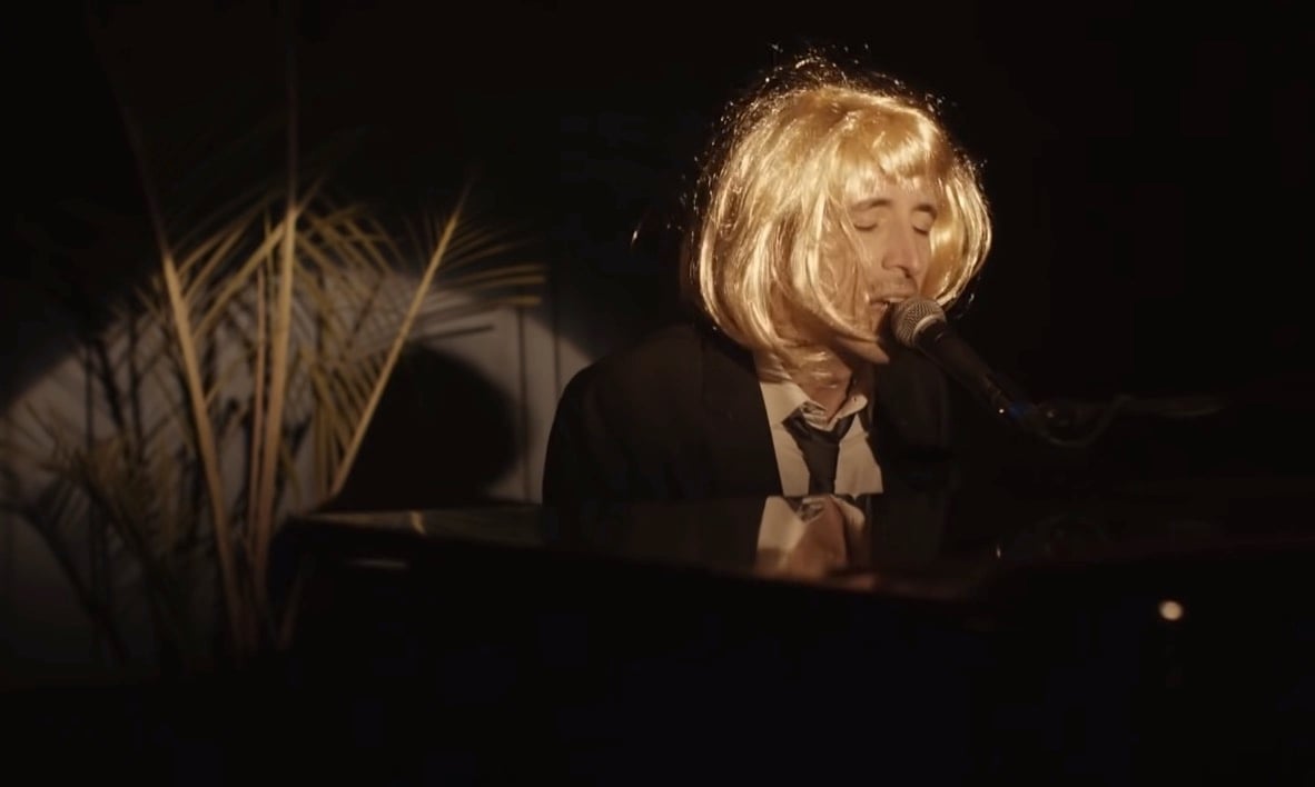 Giovanni Truppi nel video di “Tuo padre, mia madre, Lucia”