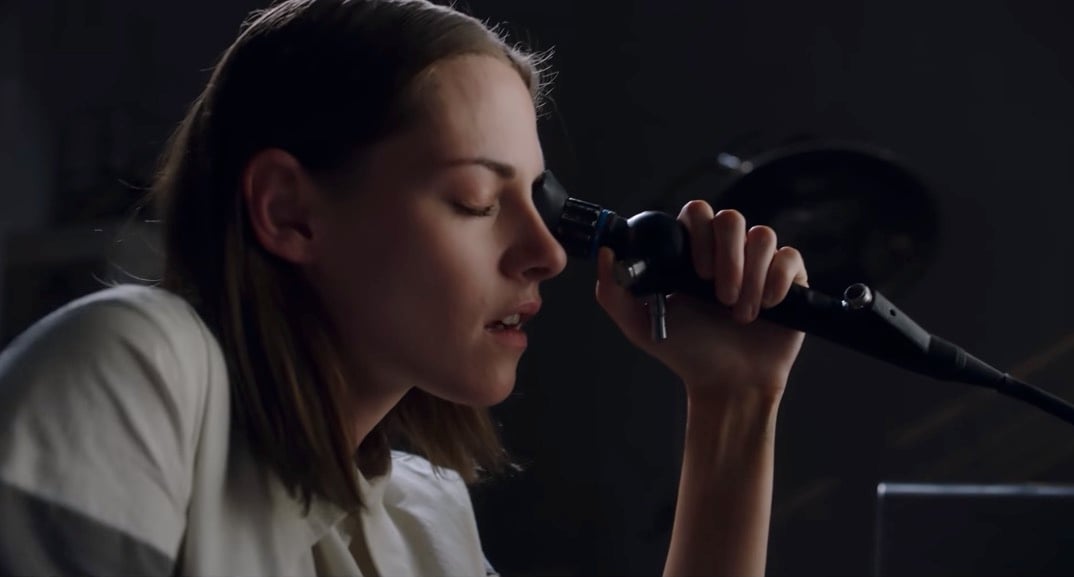 Kristen Stewart in una scena di Crimes Of The Future
