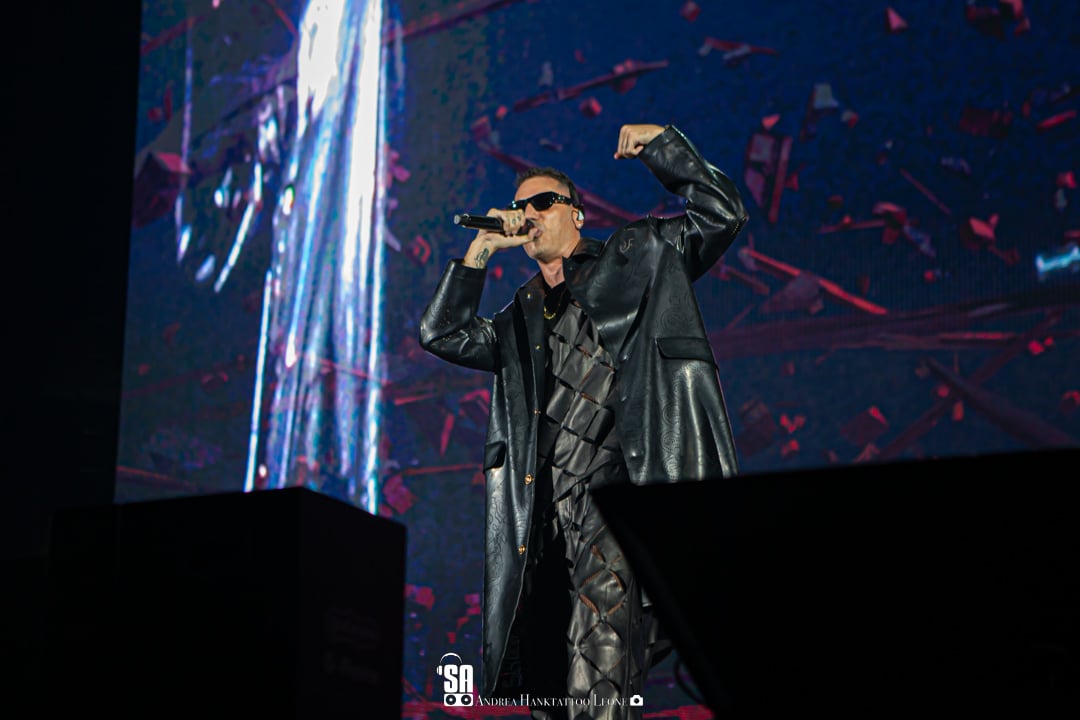 Marracash live al Mediolanum Forum di Assago, foto di Andrea Leone. (2022)