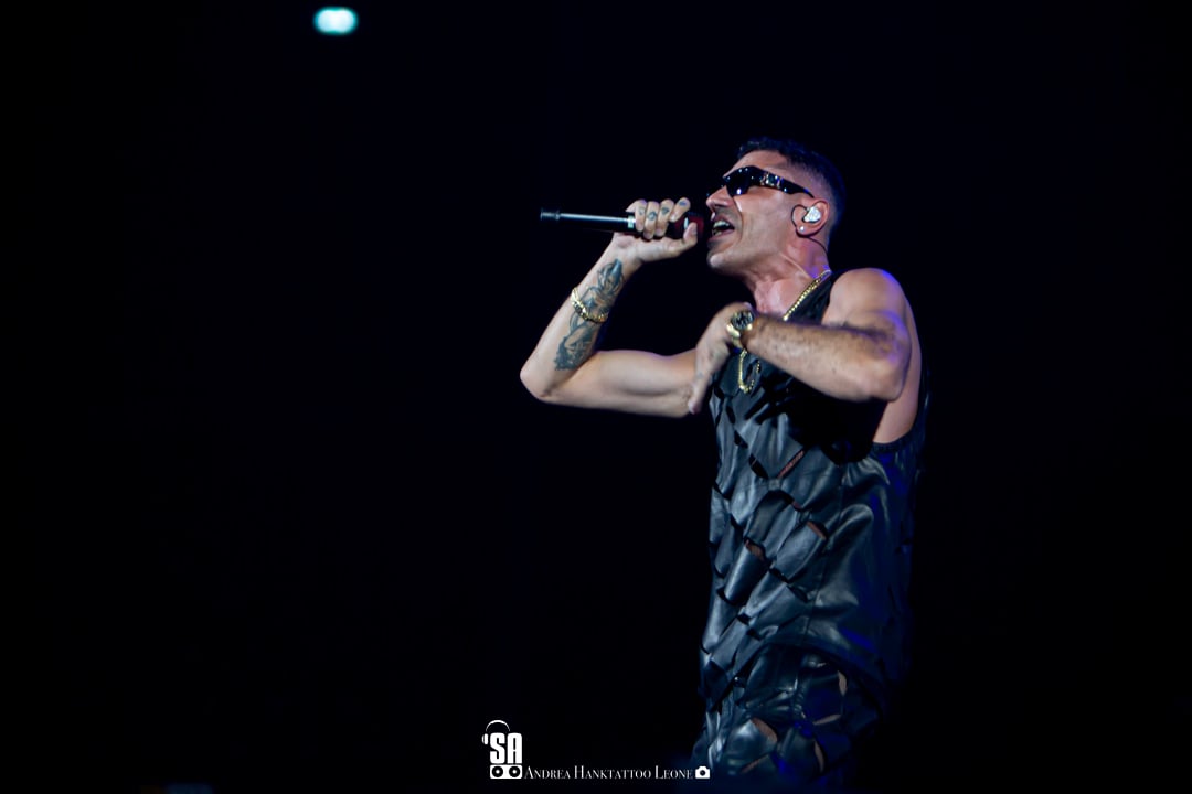 Marracash live al Mediolanum Forum di Assago, foto di Andrea Leone. (2022)