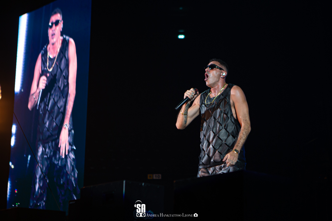Marracash live al Mediolanum Forum di Assago, foto di Andrea Leone. (2022)