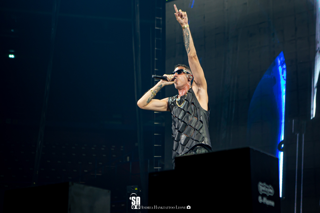 Marracash live al Mediolanum Forum di Assago, foto di Andrea Leone. (2022)