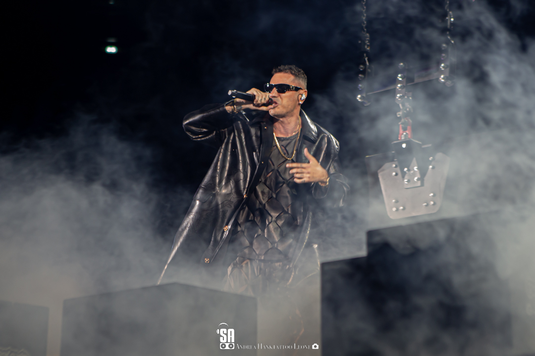 Marracash live al Mediolanum Forum di Assago, foto di Andrea Leone. (2022)