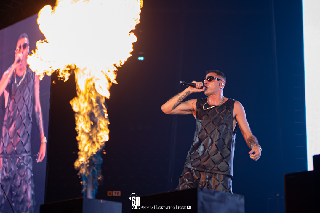 Marracash live al Mediolanum Forum di Assago, foto di Andrea Leone. (2022)
