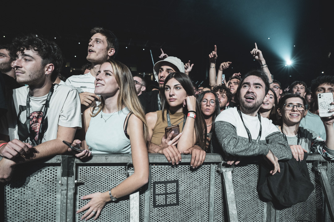 Pubblico al live di Marracash al Pala Alpitour di Torino, foto di Alessandro Brosio (2022)