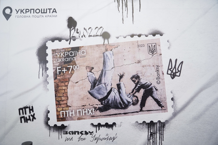I murales di Banksy in versione francobollo
