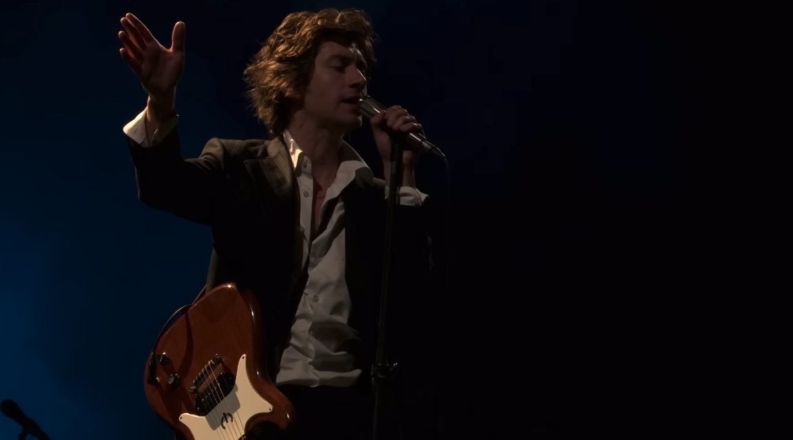 Arctic Monkeys a Glastonbury (still YouTube 2023)