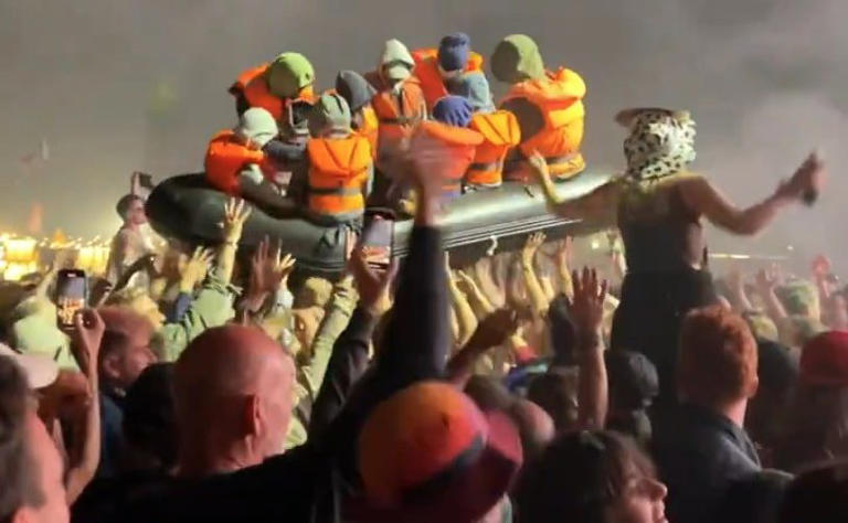 L'opera di Banksy durante la performance degli Idles