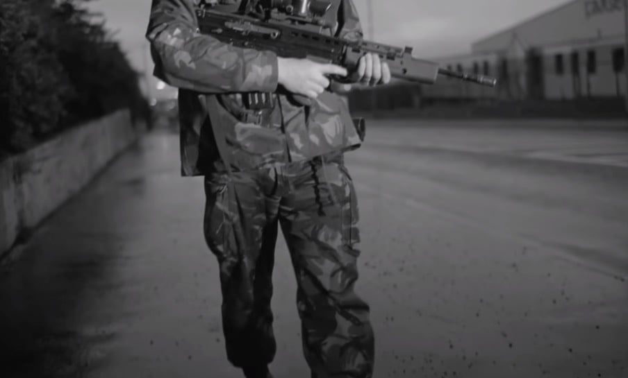Un soldato nel video di “Zombie” dei Cranberries