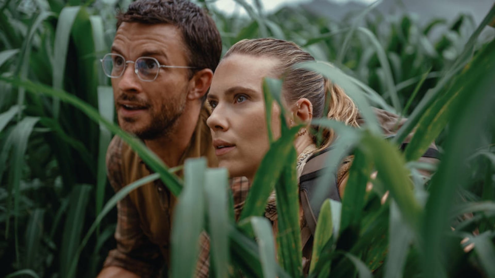 Jonathan Bailey e Scarlett Johansson nel trailer di Jurassic World