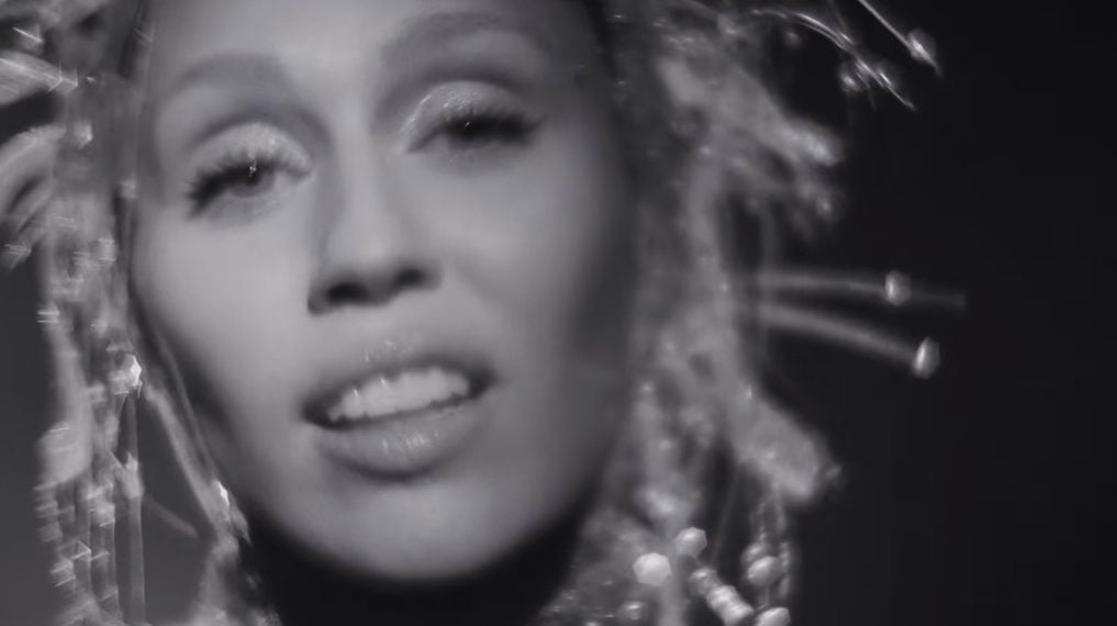 Miley Cyrus, still da “More To Lose”