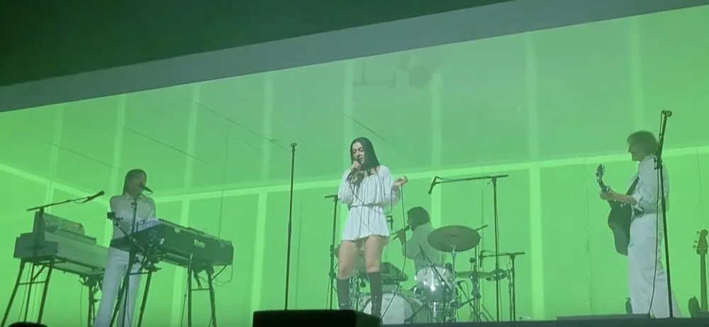 Charli XCX e Air eseguono “Cherry Blossom Girl” a Parigi (2025)