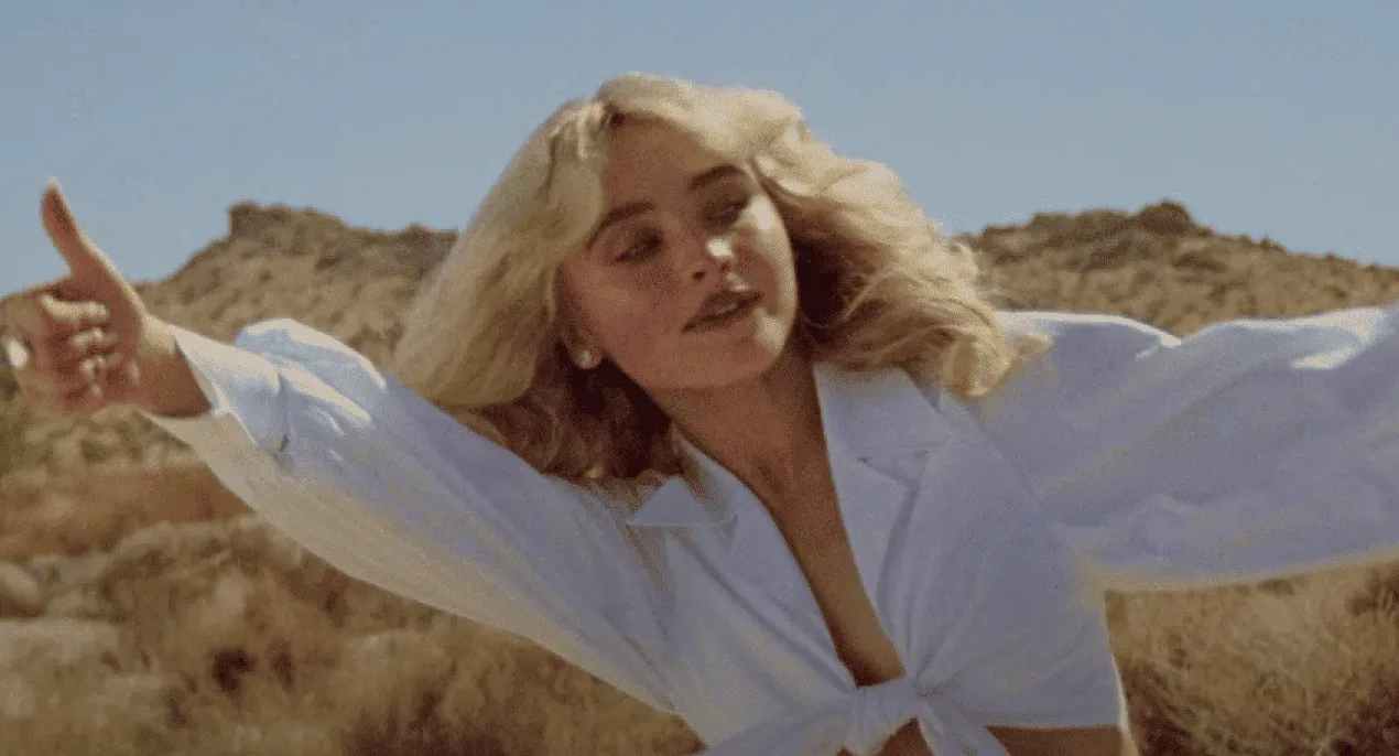 Sabrina Carpenter, still dal video di "Manchild" (2025)