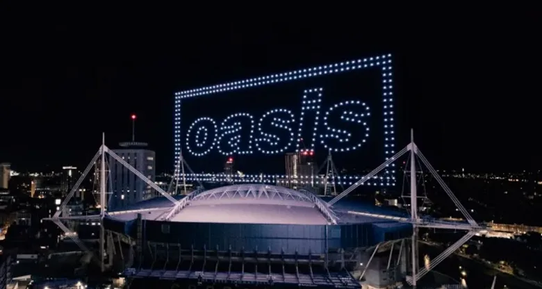Il logo degli Oasis allo Stadio di Cardiff
