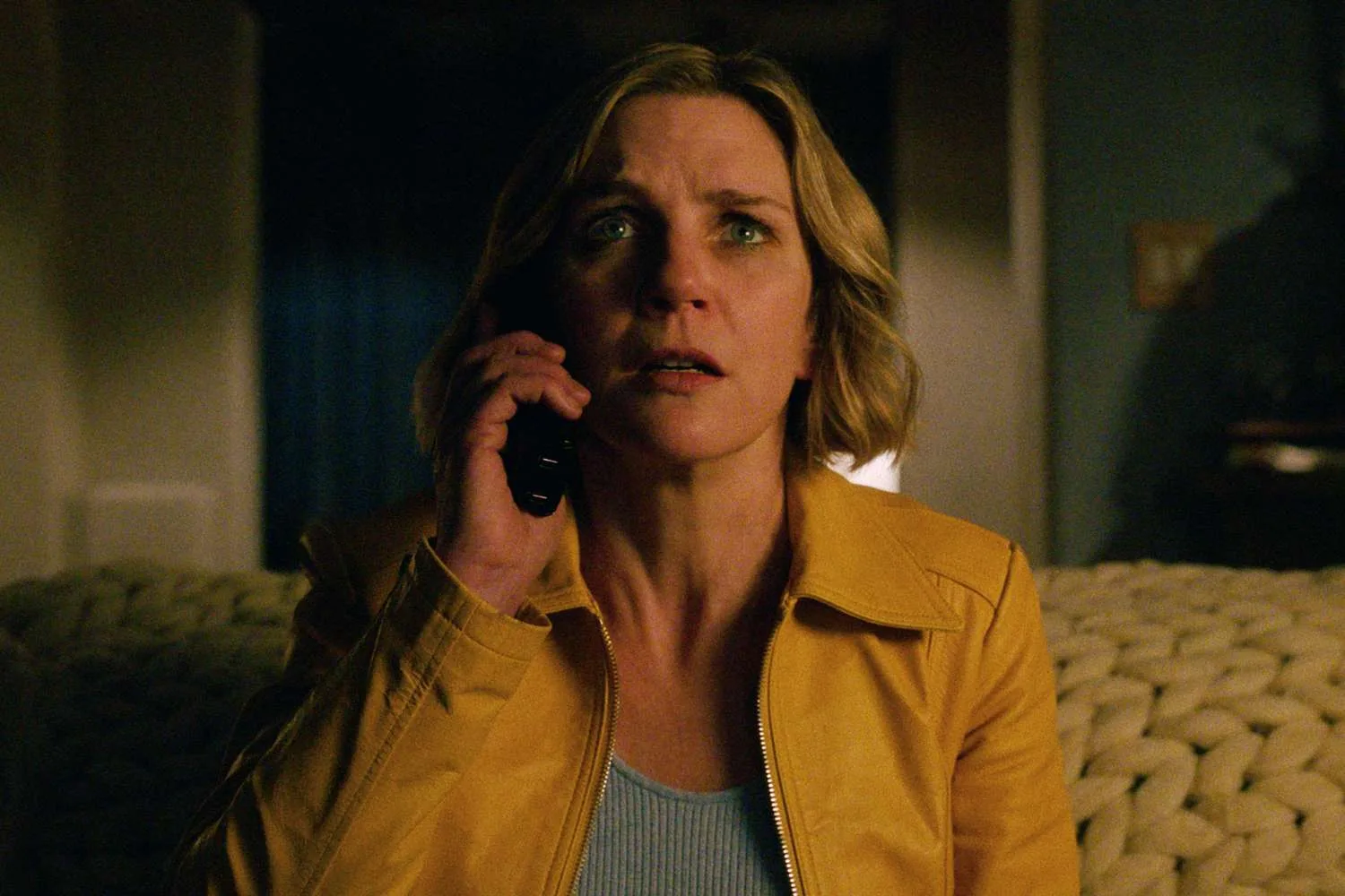 Rhea Seehorn in "Pluribus" su Apple Tv+ (2025)