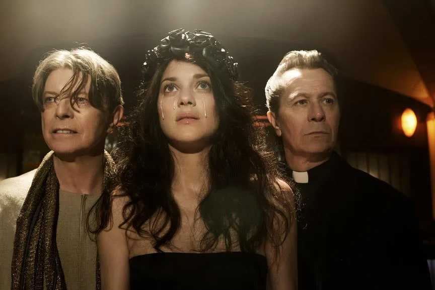 Gary Oldman, David Bowie e Marion Cotillard nel clip di “The Next Day”