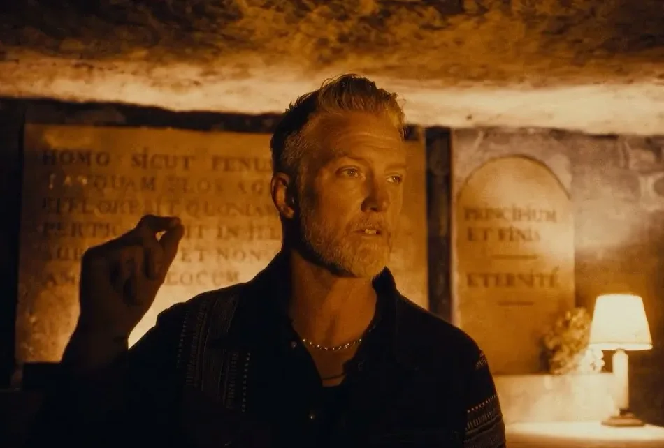 Josh Homme dei Queens Of The Stone Age in una scena di “Alive in the Catacombs”