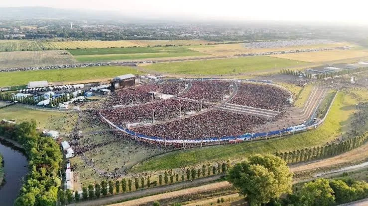 Il pubblico degli AC /DC alla RCF Arena