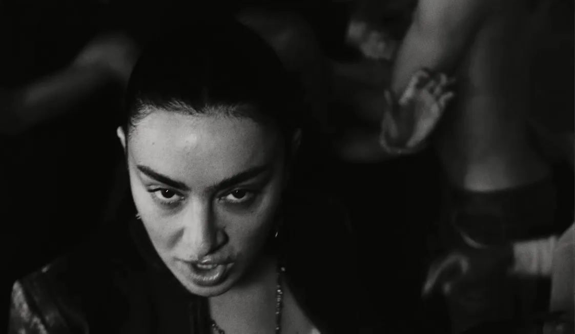 Charli xcx, still dal video “Rock Music”