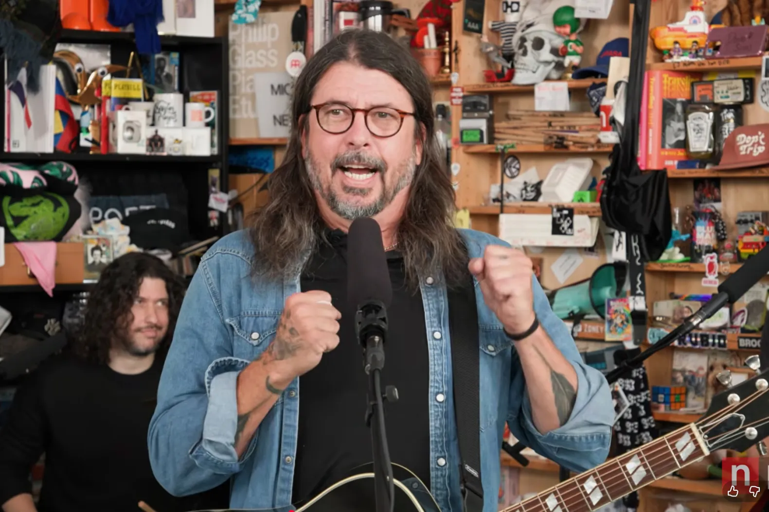 Dave Grohl dei Foo Fighters al Tiny Desk