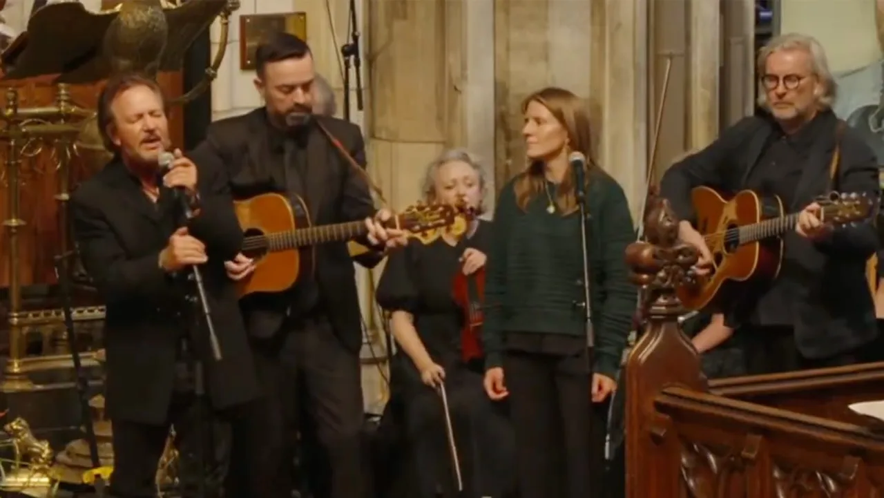Eddie Vedder e Marketa Irglova al funerale di Glen Hansard