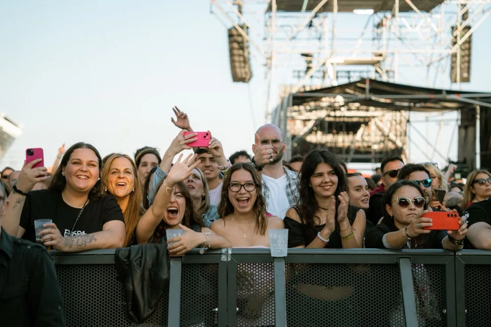 Chiedete a un appassionato di musica come ha passato le mattine di gennaio e la risposta sarà quasi sempre la stessa: in coda virtuale per i biglietti dei festival estivi. Il rito ormai è collaudato.